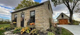 Historic Pella Cottage w/Firepit Retreat