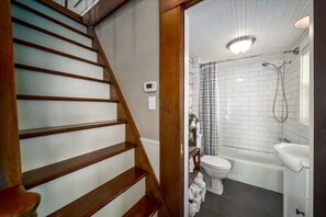 Hair dryer, towels - The Rock House- The coziest Pella cottage retreat w/ firepit (Pella)