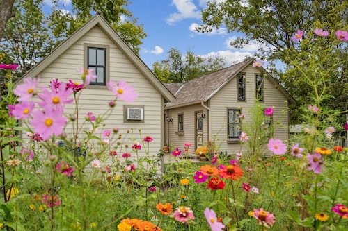 The Rock House • Historic Stone Cottage • Walk to Central