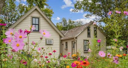 The Rock House • Historic Stone Cottage • Walk to Central