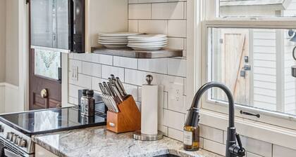 The Rock House- The coziest Pella cottage retreat w/ firepit