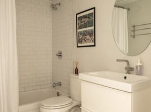 Secador de cabelo, toalhas de banho, sabonete, shampoo