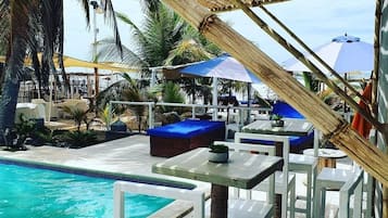 2 udendørs pools, åben fra kl. 07.00 til kl. 23.00, parasoller