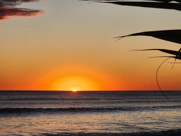 A sunset over the ocean with waves. - La Hola Villas (La Herradura)