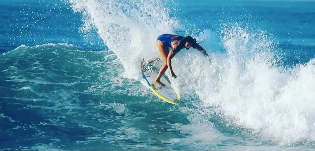 Una persona surfeando una ola.