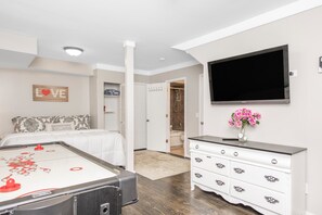 2 bedrooms, desk, iron/ironing board, free WiFi