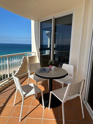 Outdoor dining - Ocean Views Close to the Heart of Surfers Paradise (Surfers Paradise)