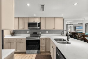 Refrigerador, microondas, horno y parrilla de estufa 