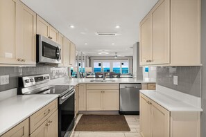 Réfrigérateur, four à micro-ondes, un four, surface de cuisson