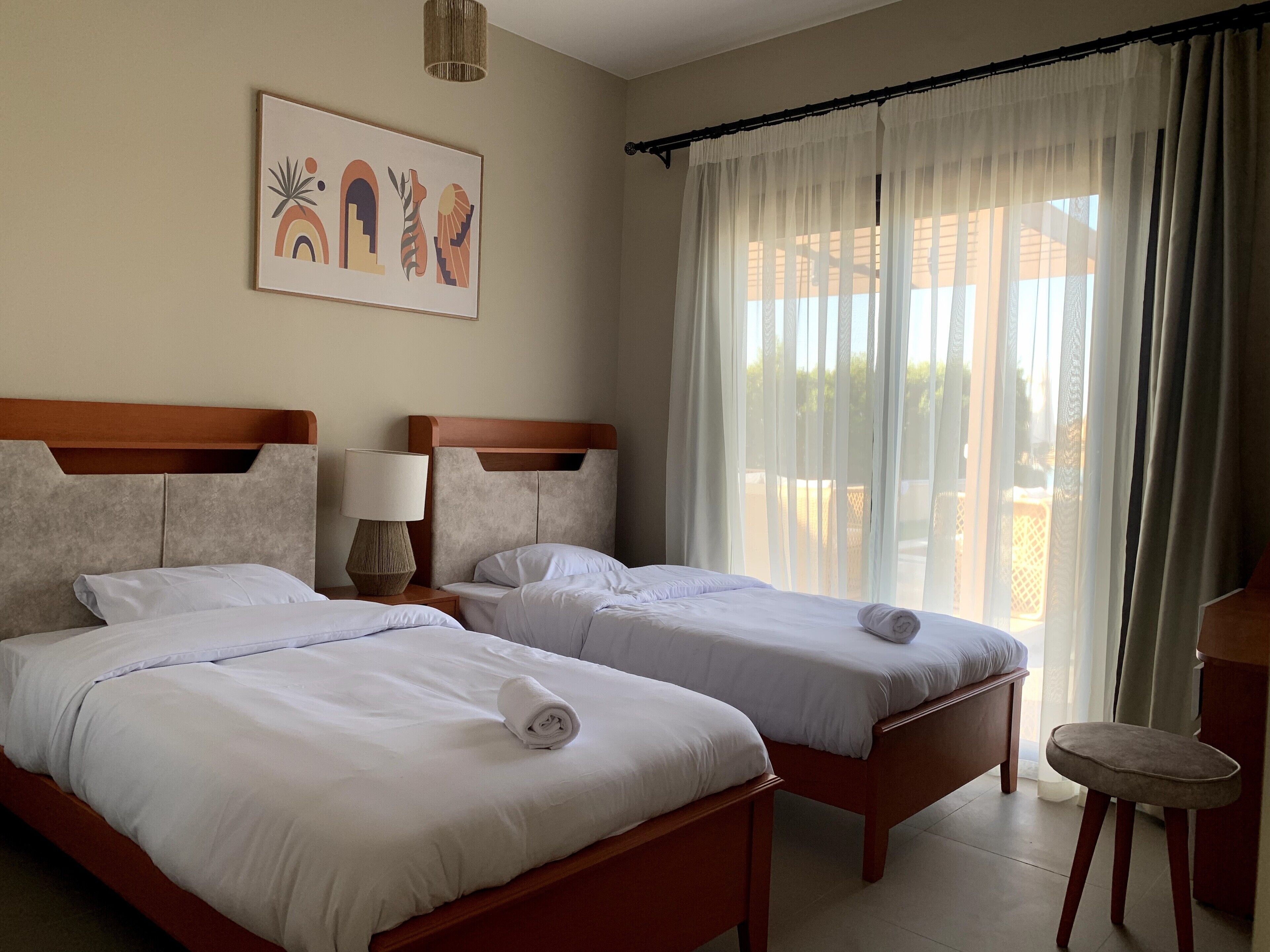 3 slaapkamers, een bureau, geluiddichte muren