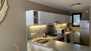 Kylskåp, mikrovågsugn, ugn och spishäll