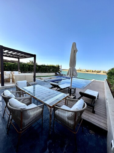 Luxurious Villa with Infinity Private Pool & Jacuzzi over Sabina Island's Lagoon