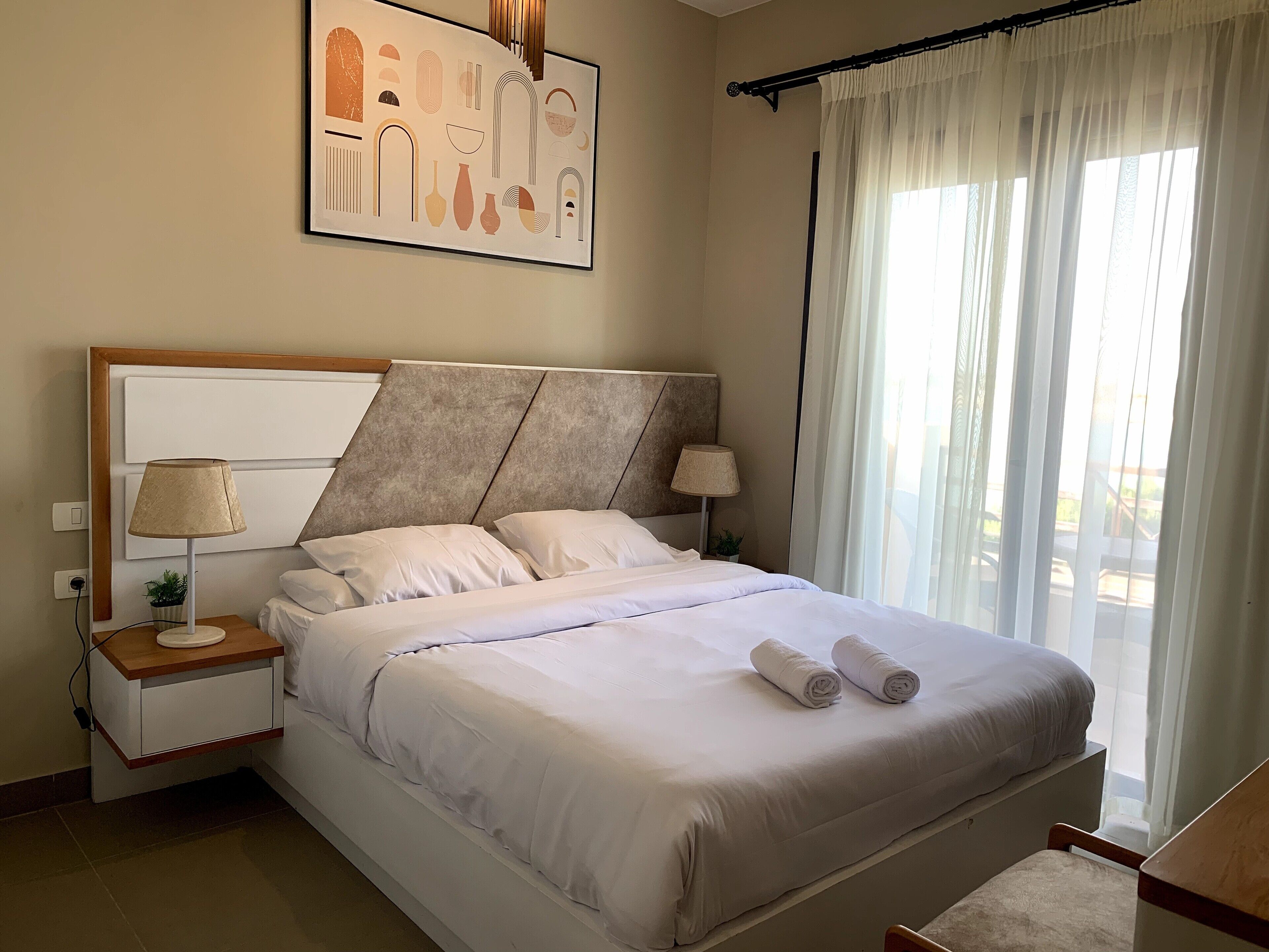 3 bedrooms, desk, soundproofing, iron/ironing board