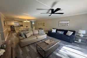 A living room with a sofa, a coffee table, and a ceiling fan. - Paradise Escape 5 min to Siesta Key Beach First Floor sleeps 6 refreshed '26 (Sarasota)