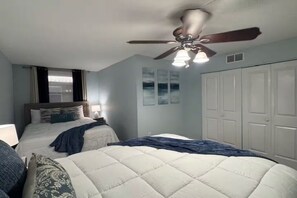 A bedroom with two beds, a ceiling fan, and a wardrobe. - Paradise Escape 5 min to Siesta Key Beach First Floor sleeps 6 refreshed '26 (Sarasota)