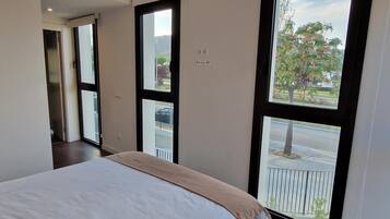 2 slaapkamers, een strijkplank/strijkijzer, internet, beddengoed