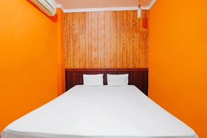 Standard Double Room | Laptop workspace, free WiFi, bed sheets - Hotel O Wisma Seruni Palopo (Palopo)