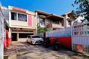 Front of property - Hotel O Wisma Seruni Palopo (Palopo)