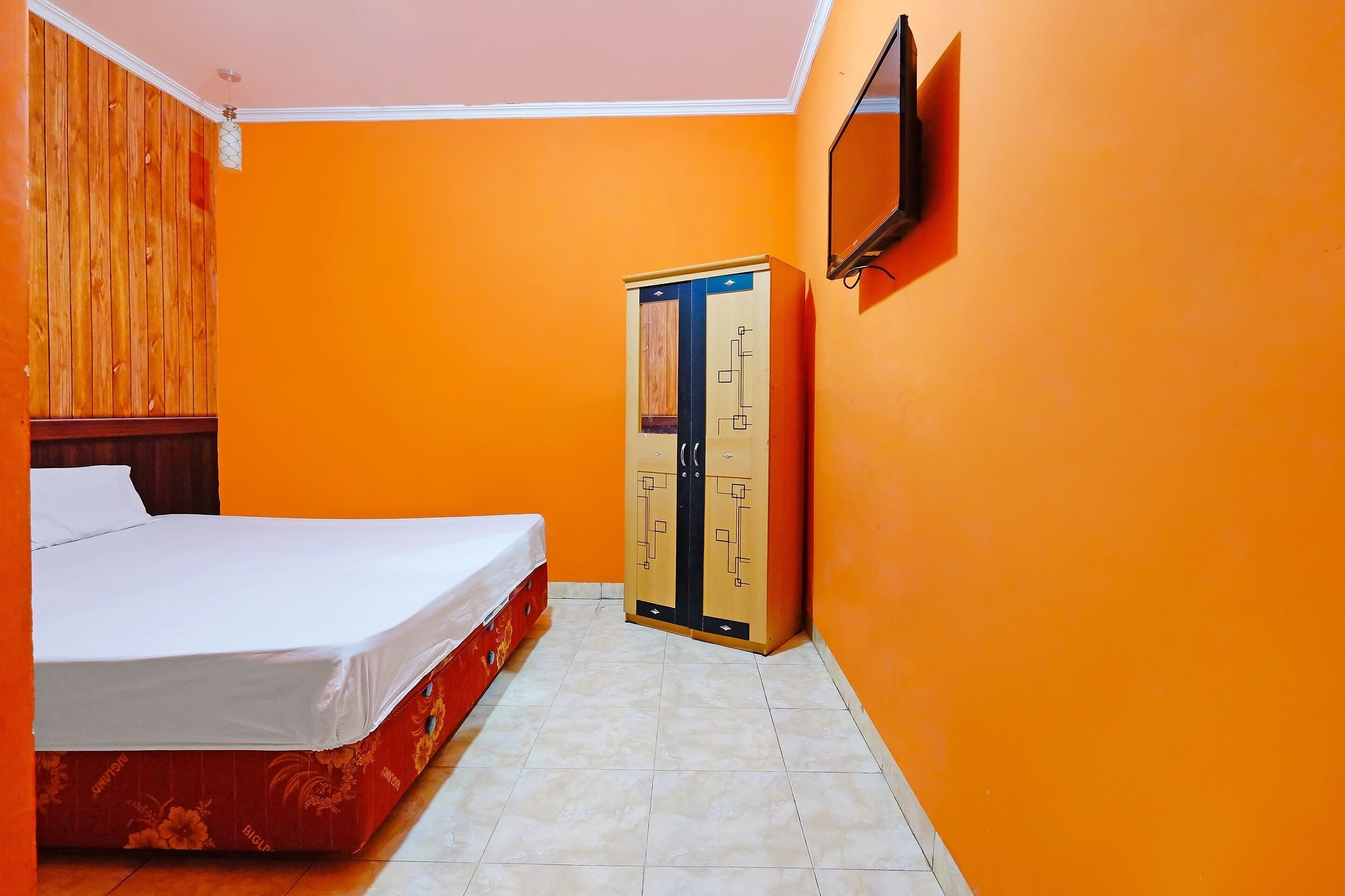 Laptop workspace, free WiFi, bed sheets