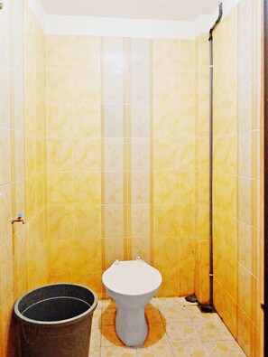 Standard szoba kétszemélyes ággyal | Fürdőszoba | Zuhanyzó és törölközők