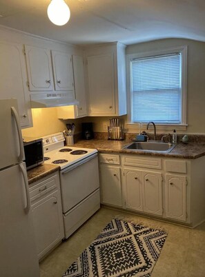 Private kitchen - Charming Brick Home in Grovetown (Grovetown)