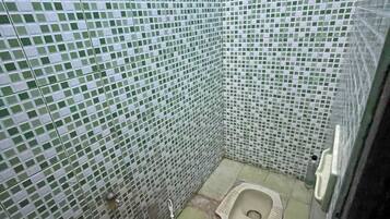 Quarto casal luxo | Banheiro | Chuveiro, toalhas de banho