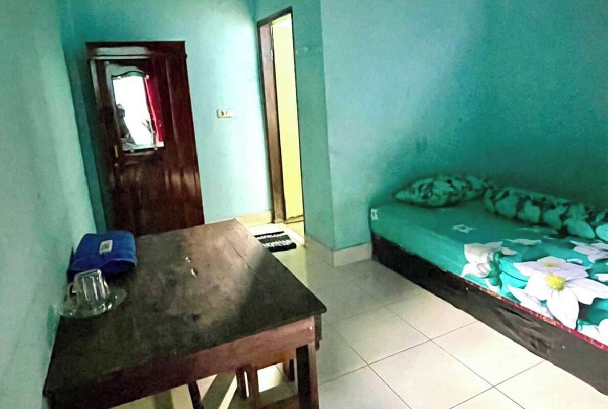Laptop workspace, free WiFi, bed sheets