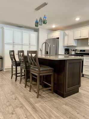 Dishwasher, coffee/tea maker, toaster, blender