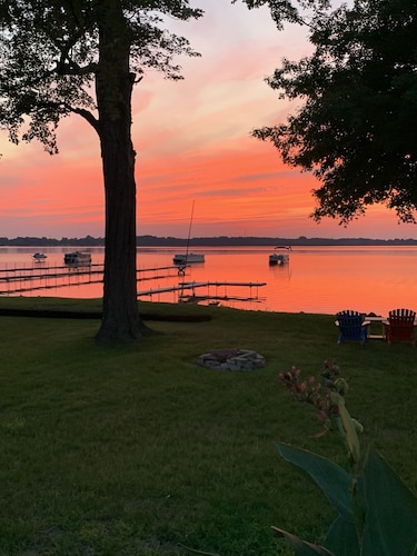 10% June discounts!!  Gorgeous Lakefront Home! Wheelchair Accessible