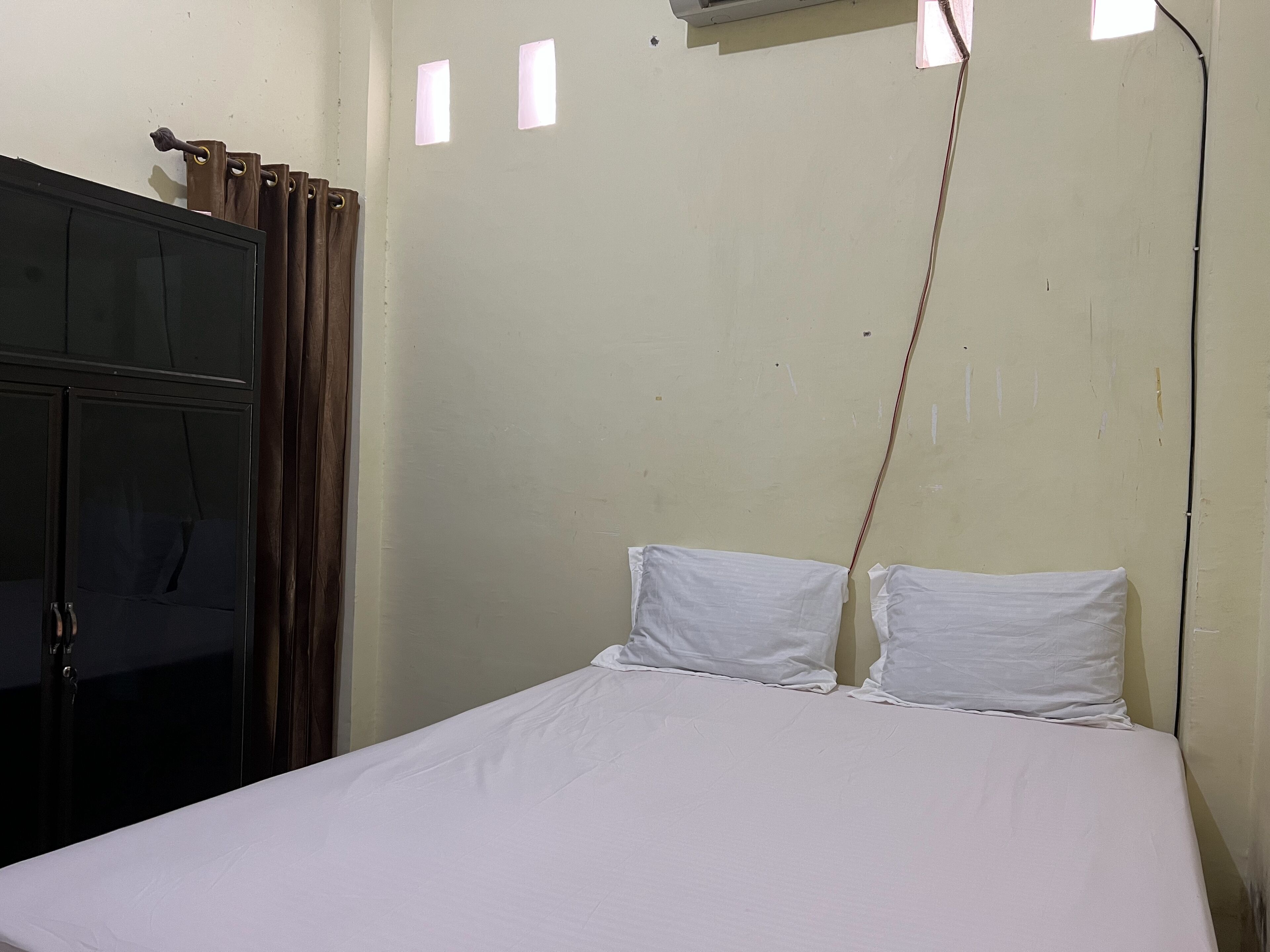 deluxe double room | laptop workspace, free wifi, bed sheets