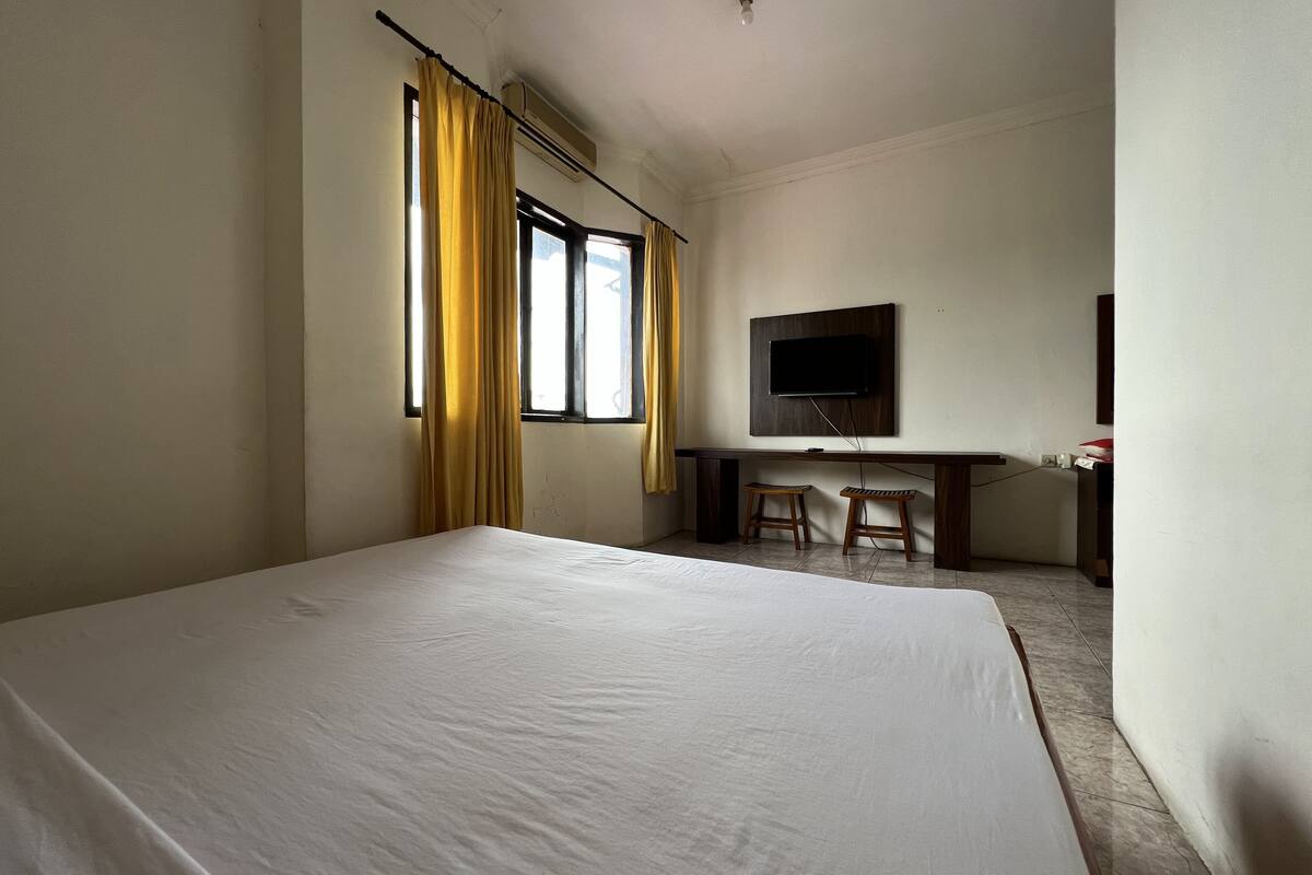 deluxe double room | laptop workspace, free wifi, bed sheets