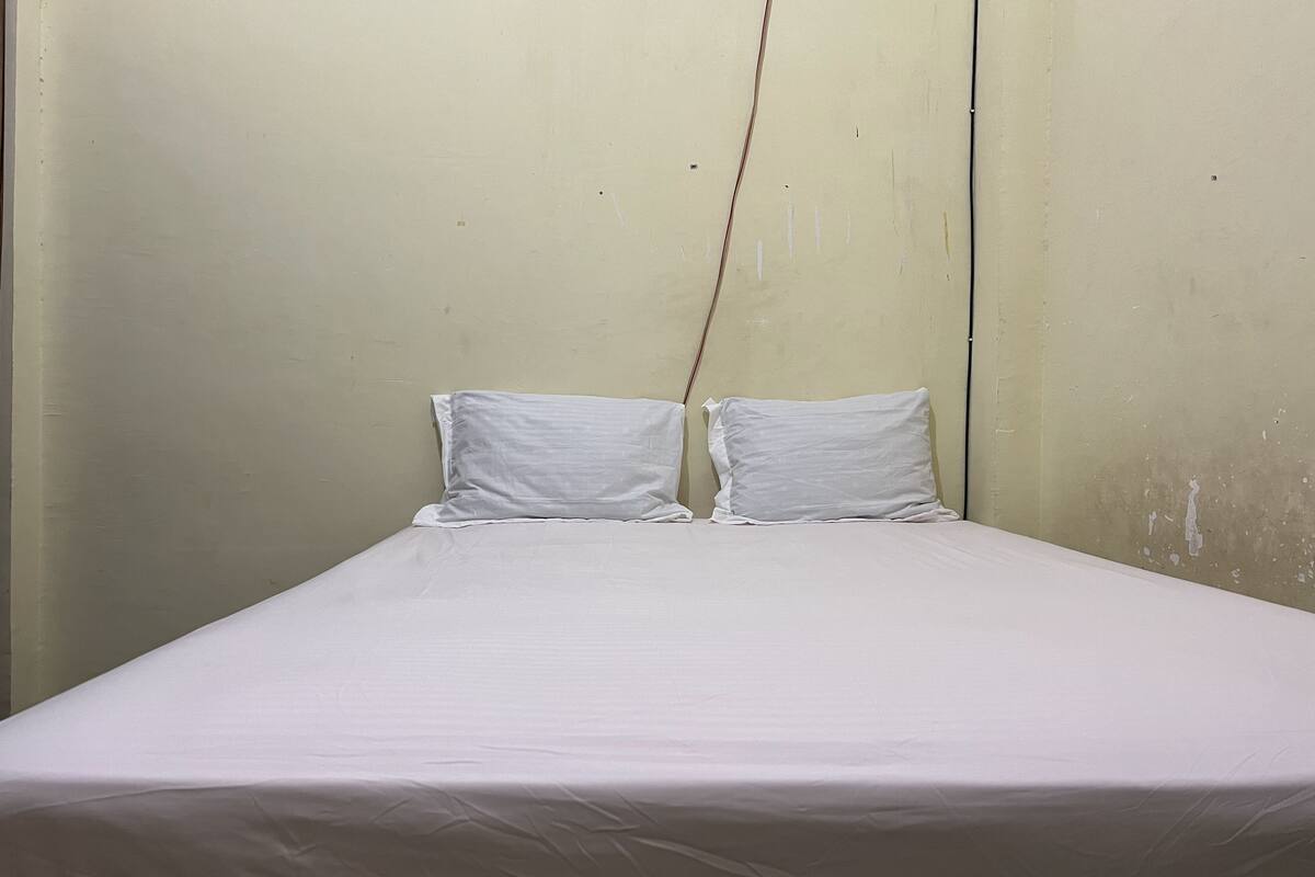 deluxe double room | laptop workspace, free wifi, bed sheets