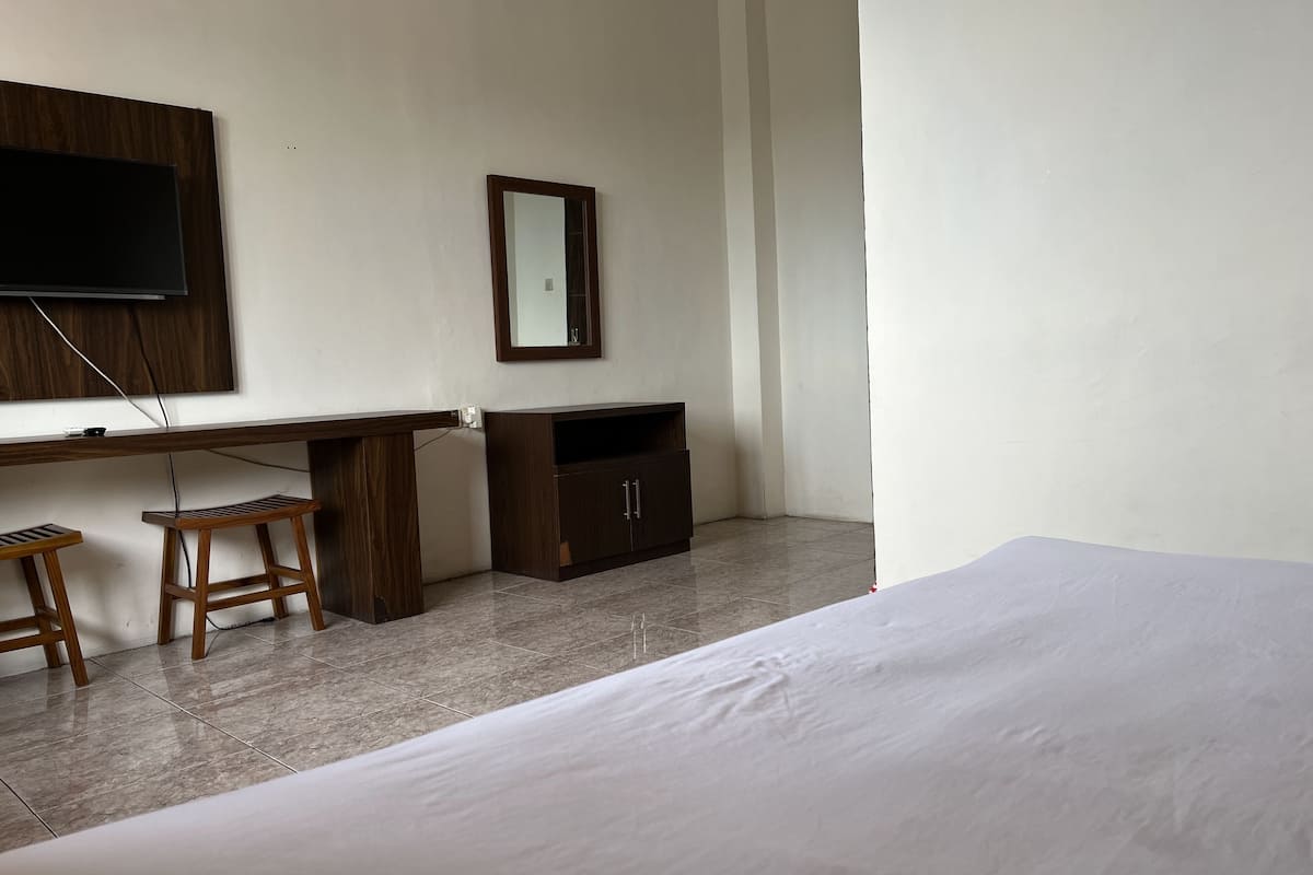 deluxe double room | laptop workspace, free wifi, bed sheets