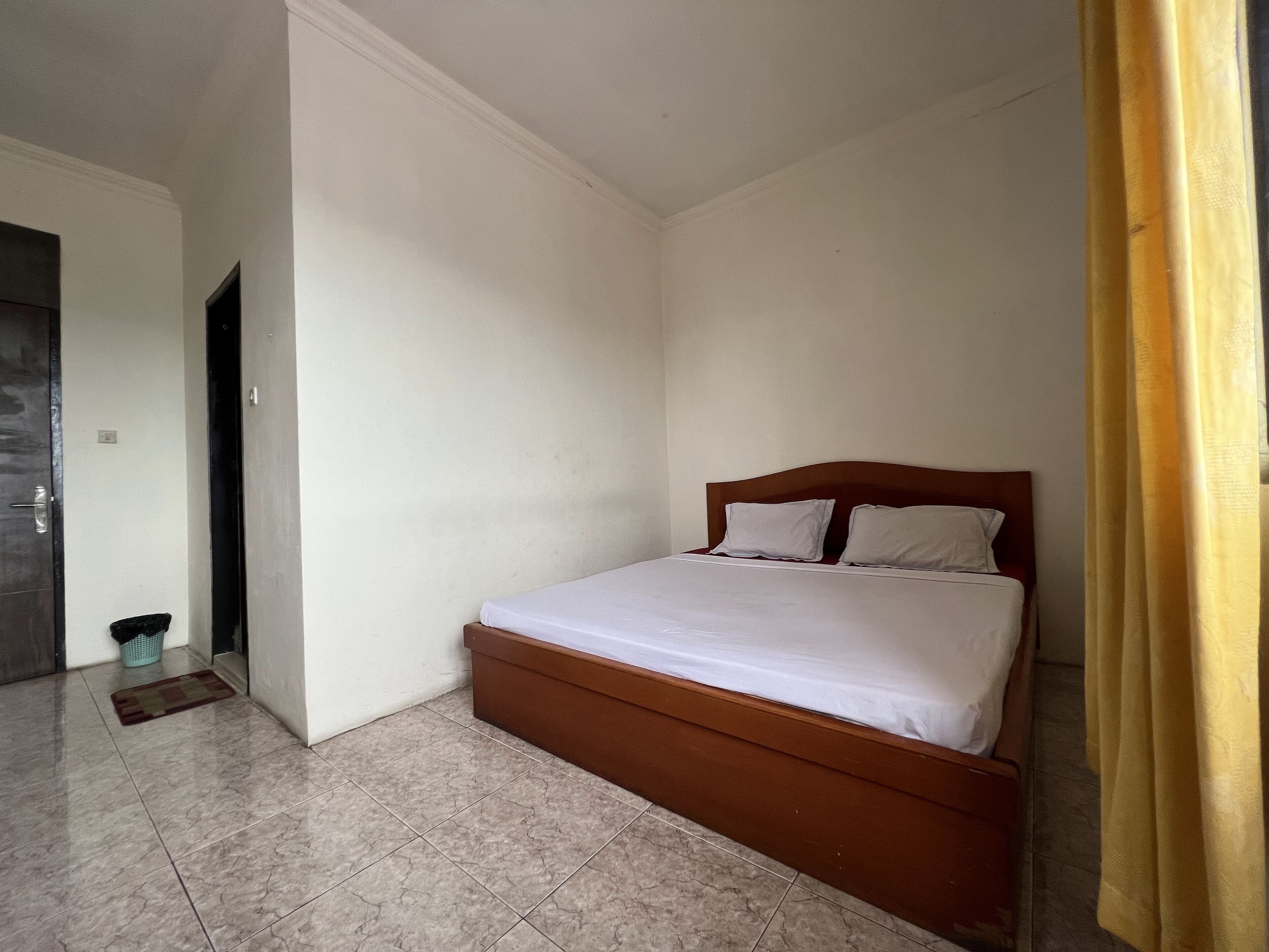 deluxe double room | laptop workspace, free wifi, bed sheets