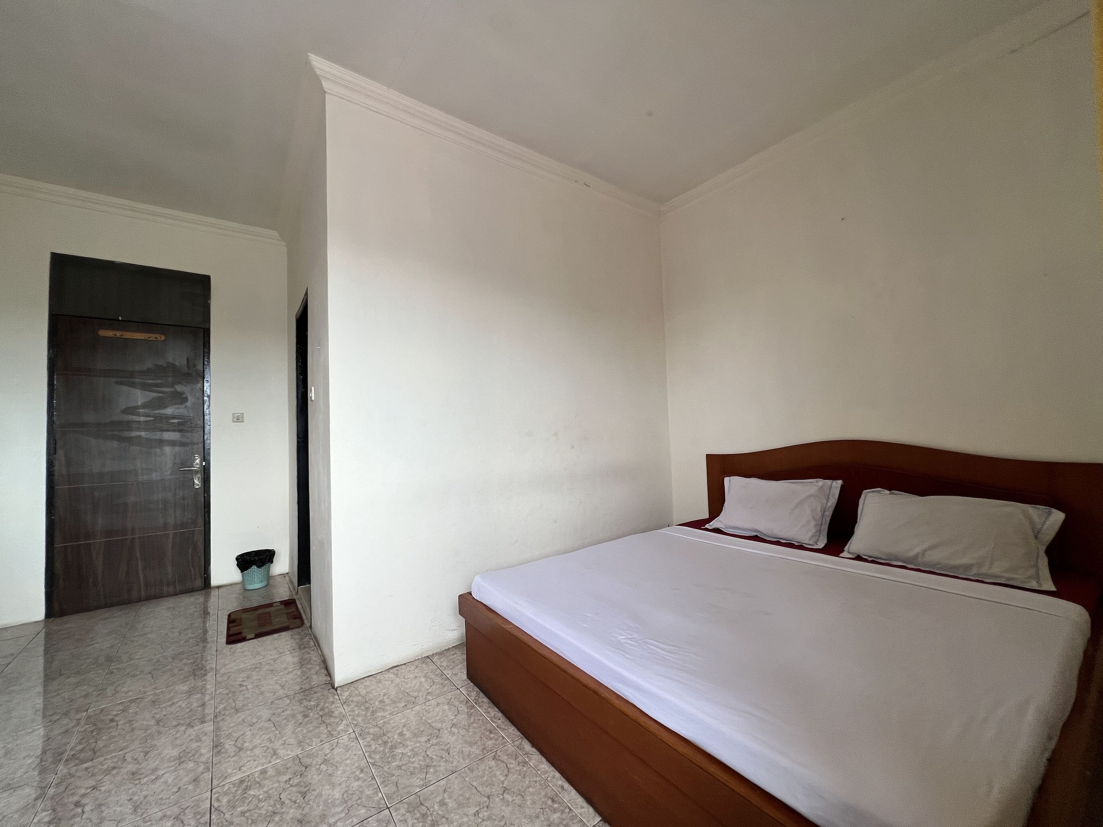 deluxe double room | laptop workspace, free wifi, bed sheets