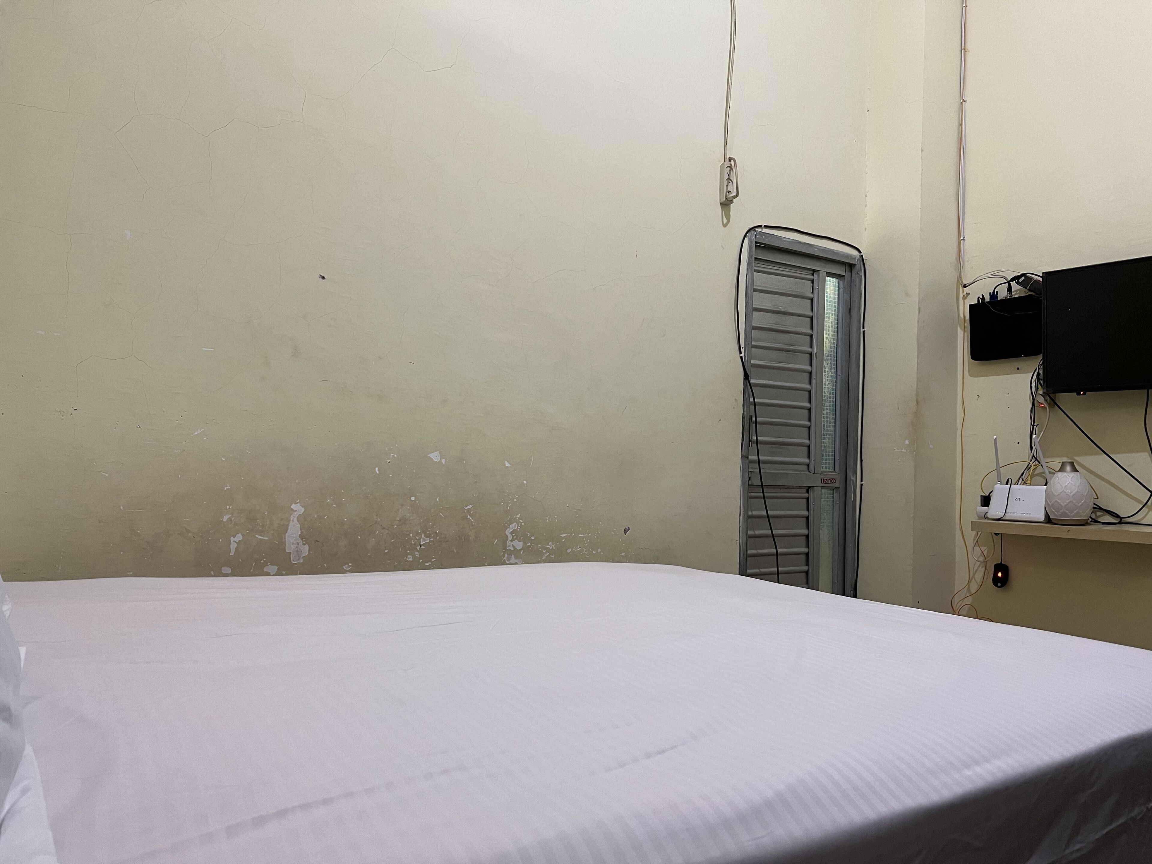 deluxe double room | laptop workspace, free wifi, bed sheets