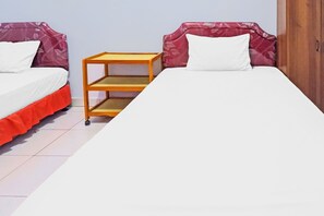 Desk, laptop workspace, free WiFi, bed sheets - Hotel O Wisma Arwini Syariah Near Benteng Balangnipa (Sinjai Utara)