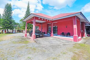 Vista frontal de la propiedad