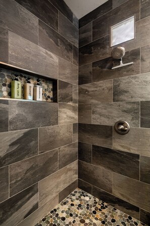 Een douche, een haardroger, handdoeken, zeep