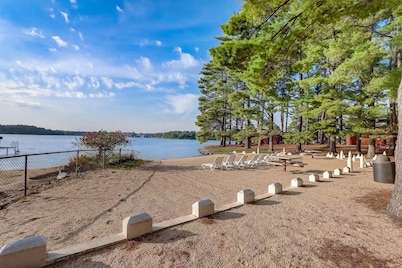 Lake view 2 bedroom House on Lake Delton Resort. Beaches. Pool. Playground!
