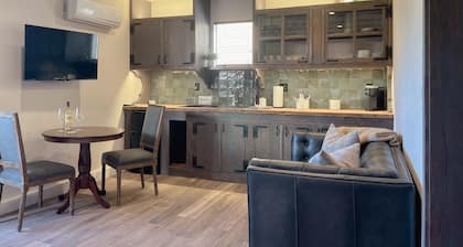 Charming Studio Suite Located Just Steps From Historic Sonoma Plaza