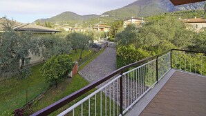 A balcony with a stone pathway leading to a mountain view. - Casa Pel r in Toscolano Maderno (Toscolano Maderno)
