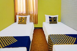 Twin Room | Free WiFi, bed sheets - OYO Life 91931 Permata Brantas Syariah Homestay (Jombang)