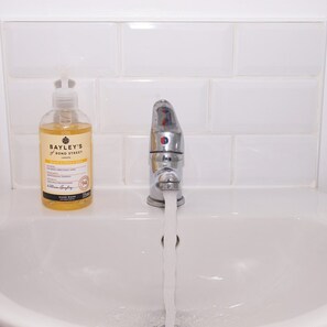 Shower, hair dryer, towels - GuestReady - Monochromatic Retreat (Liverpool)