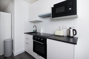 Fridge, microwave, oven, coffee/tea maker - GuestReady - Monochromatic Retreat (Liverpool)