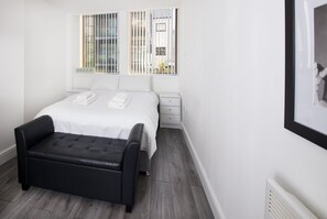 1 bedroom, desk, internet, bed sheets - GuestReady - Monochromatic Retreat (Liverpool)