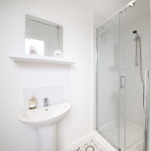 Shower, hair dryer, towels - GuestReady - Monochromatic Retreat (Liverpool)