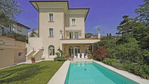 A two-story building with a swimming pool in the foreground. - Villa San Carlo in Ro (Roe Volciano)