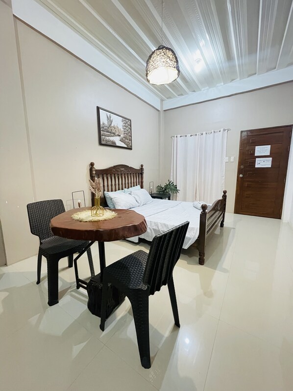 Deluxe-Studio, 1 Queen-Bett, Nichtraucher, eigenes Bad | Individuell dekoriert, individuell eingerichtet, Verdunkelungsvorhänge