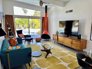 Smart TV, fireplace, books, offices - Jazzy Mid-Century Designer Home with Speakeasy (Palm Springs)